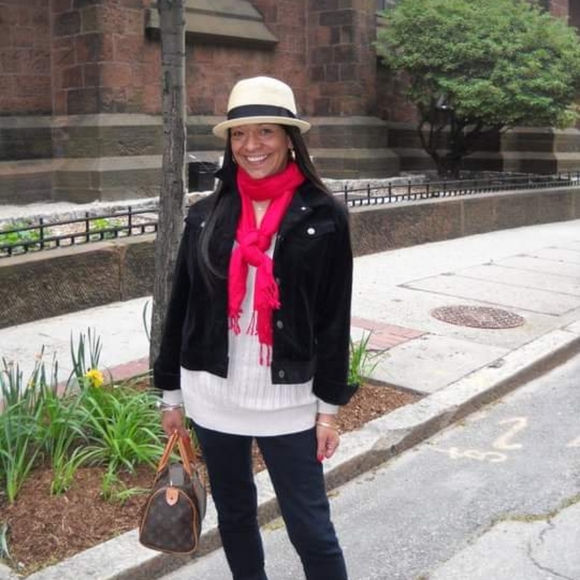 Meet your Posher, Dee - Picture 2 of 2